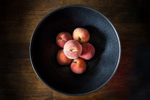 peaches in a bowl 