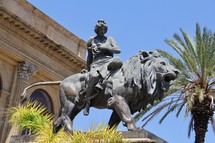 David and lion sculpture 