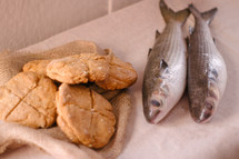 bread and fish 