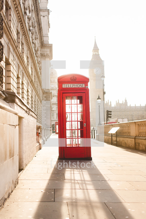 red telephone booth in London 