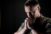 praying solider 