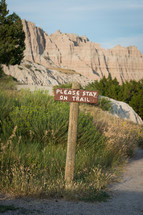 please stay on trail sign 