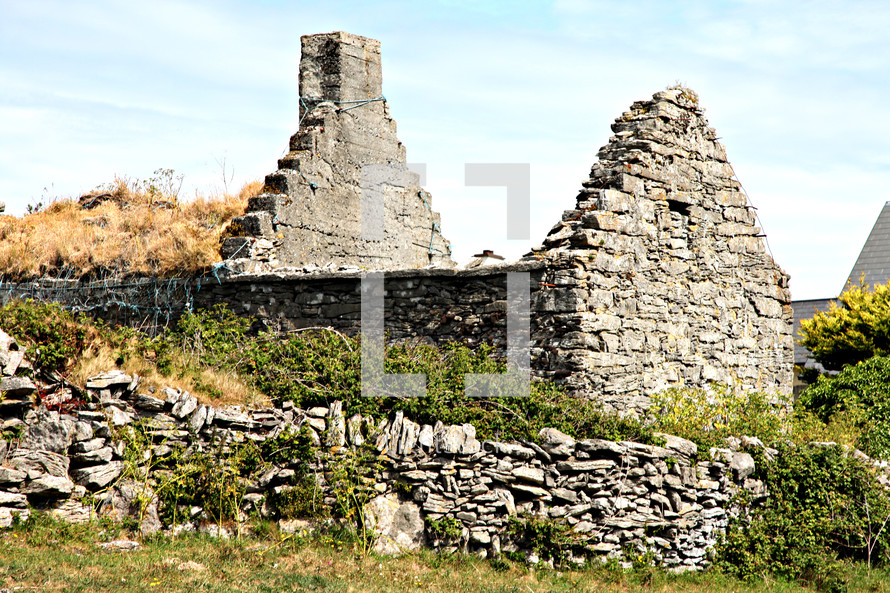 stone cabin in ruins 