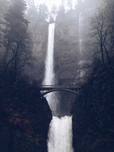 Multnomah falls on a cloudy day.