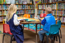 children in a library 