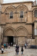people entering the Church of the Holy Sepulchre in Jerusalem 