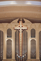 An organ and a cross 
