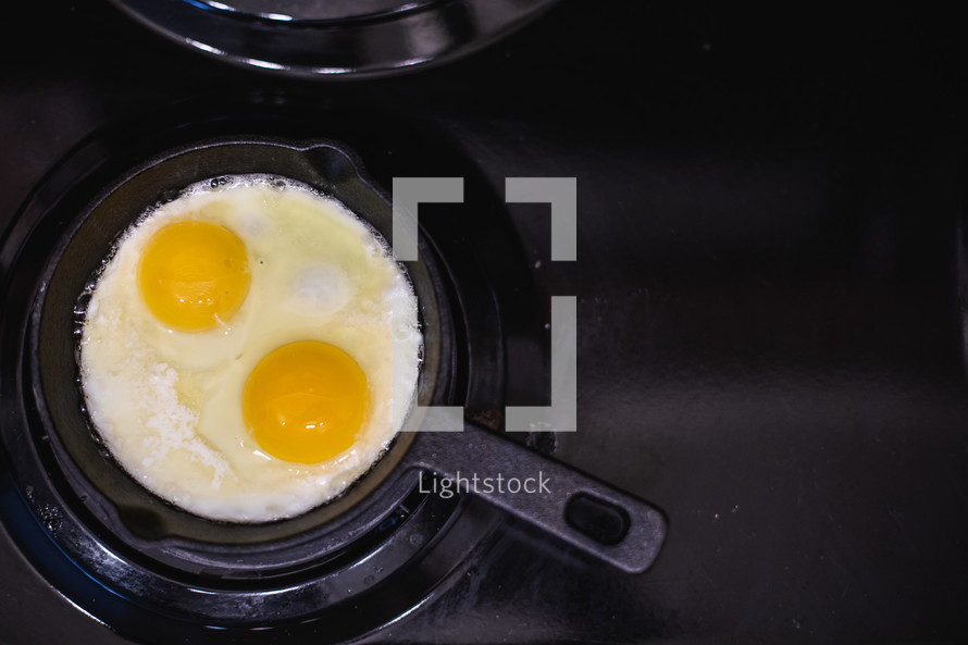 frying eggs 