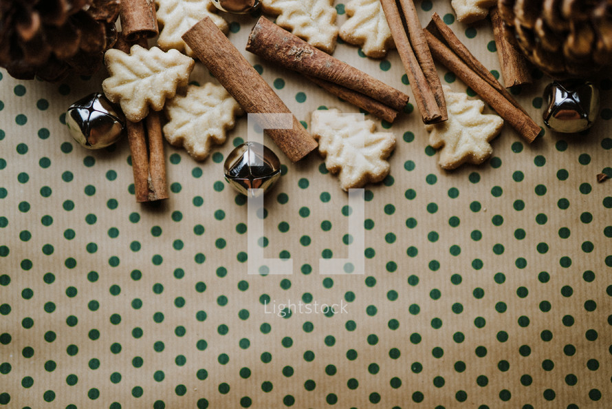 Christmas tree cookies and cinnamon sticks border 