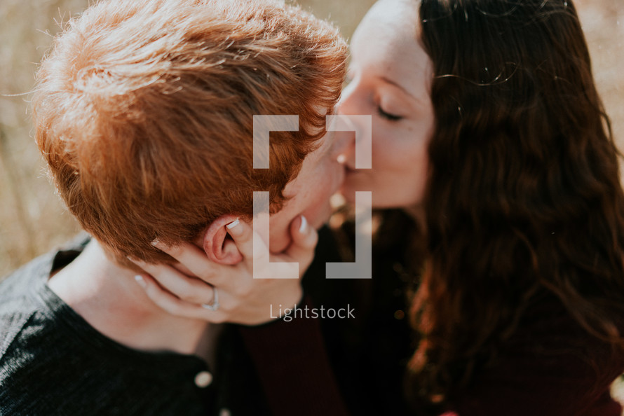 couple kissing 