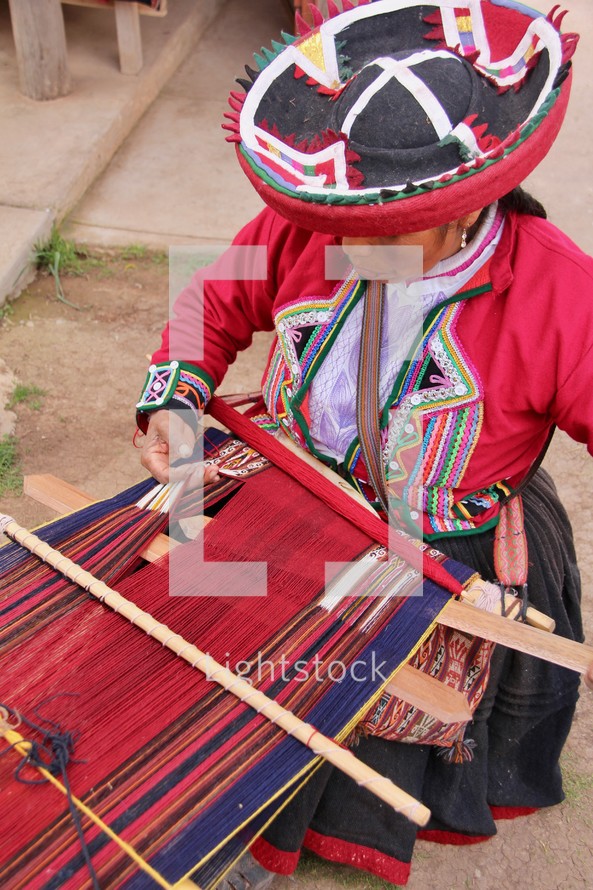 woman weaving in Peru 