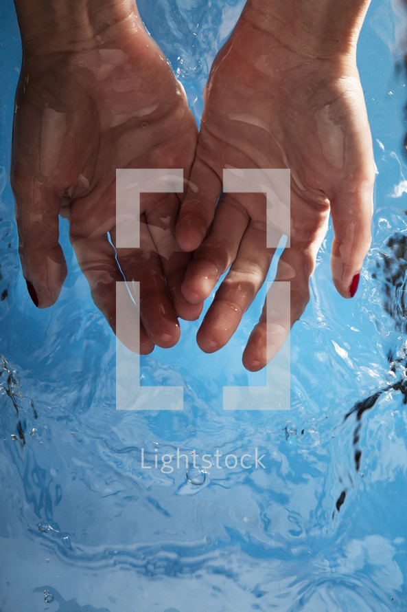 hands in water 
