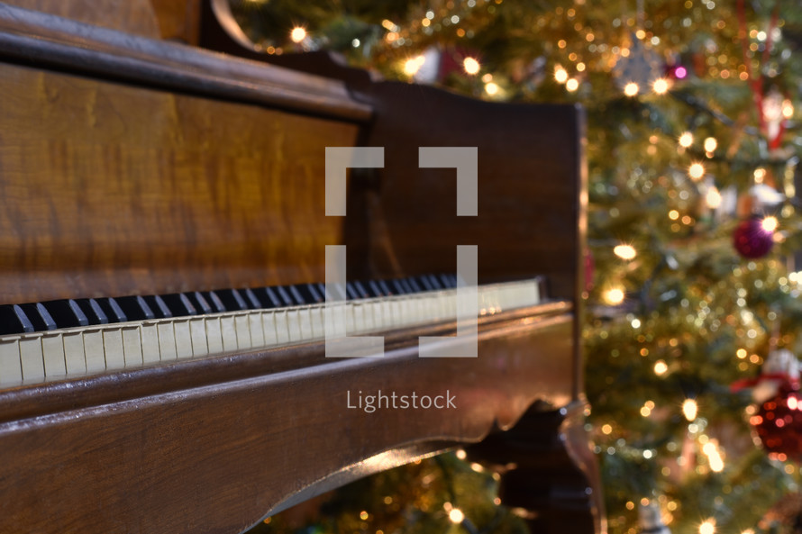 piano and Christmas tree