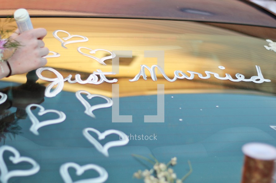 writing the words just married on a car
