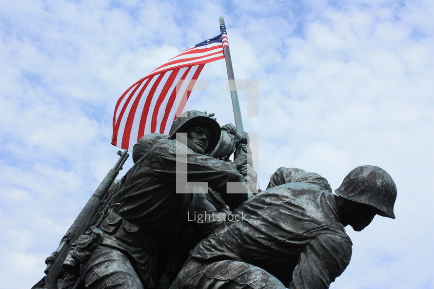 Statue of soldiers raising a flag.