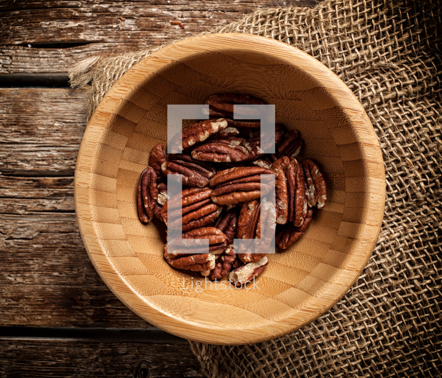 pecans in a bowl 