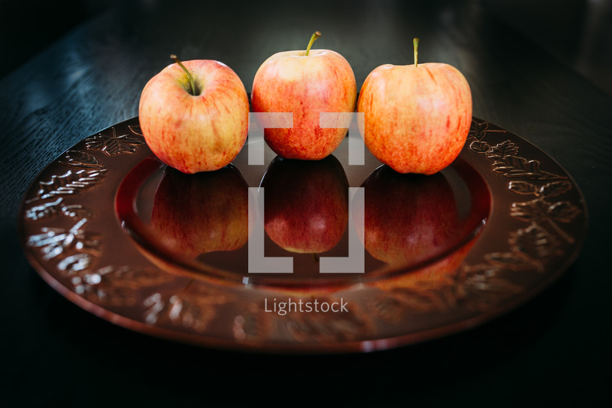 apples on a brown plate 