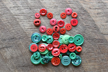 red and green buttons on a wood background 