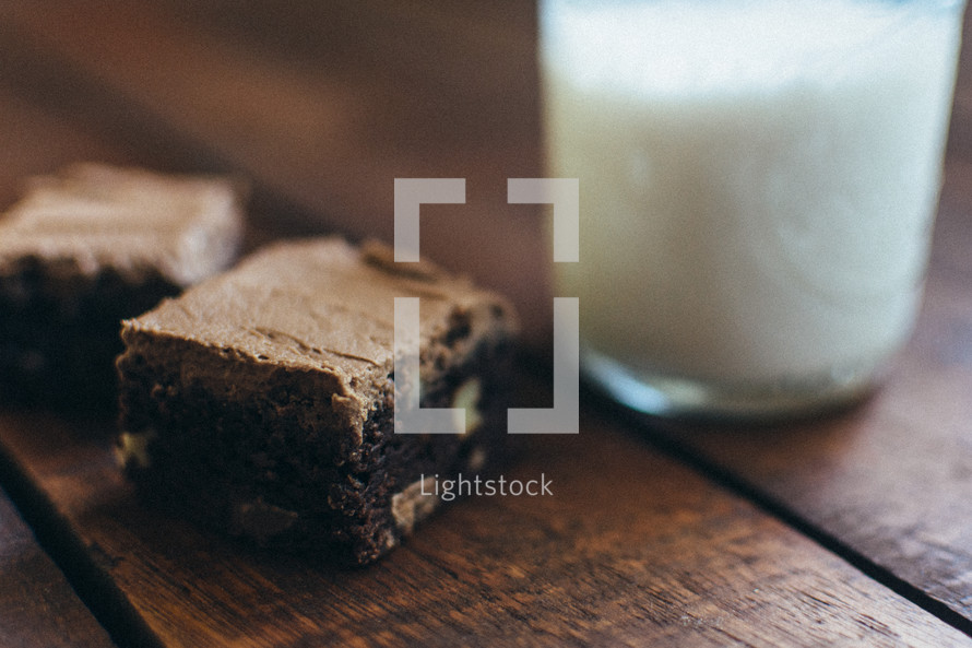 chocolate cake and milk 