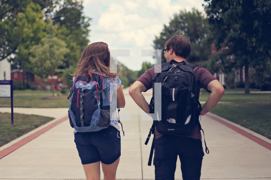 students with backpacks walking to class 