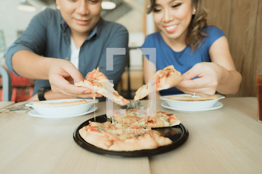 couple eating a pizza 