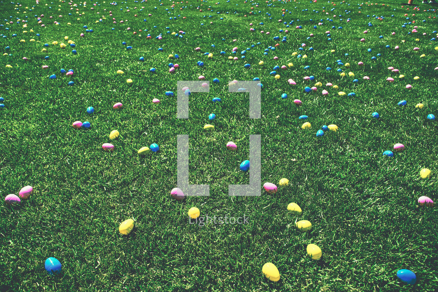 Easter eggs spread out on a lawn 