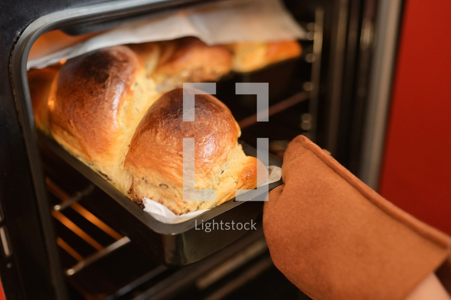 baking bread in the oven 