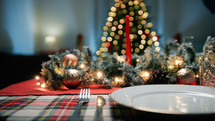 decorate the table for Christmas dinner