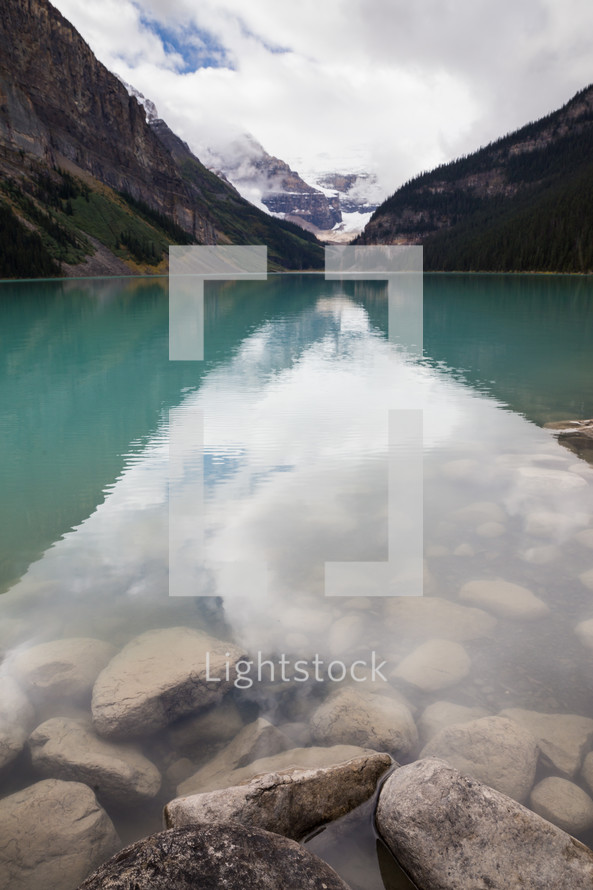 lake water surrounded by mountains 