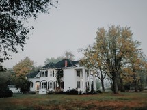 white southern mansion 