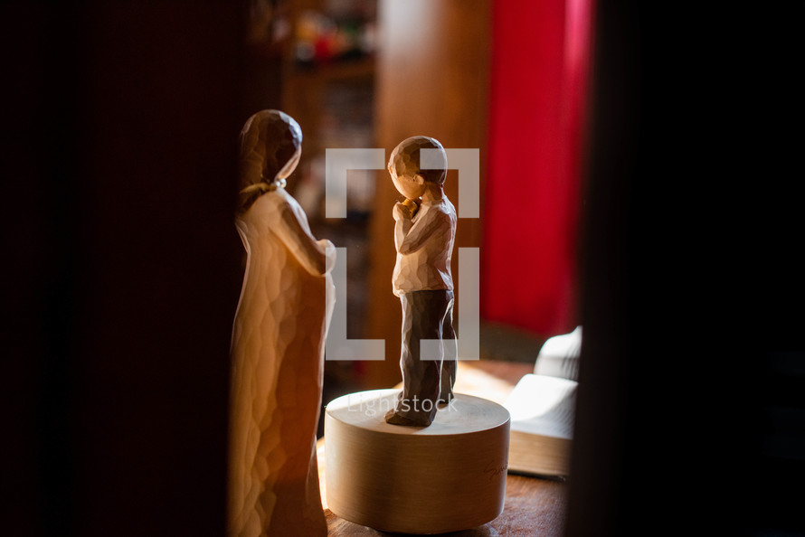 mother and child figurines 