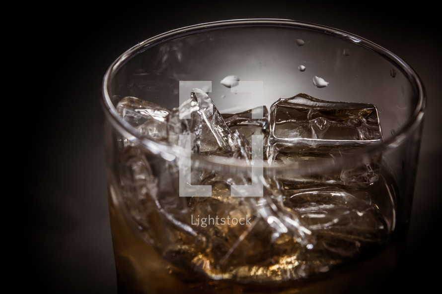 ice in a glass 