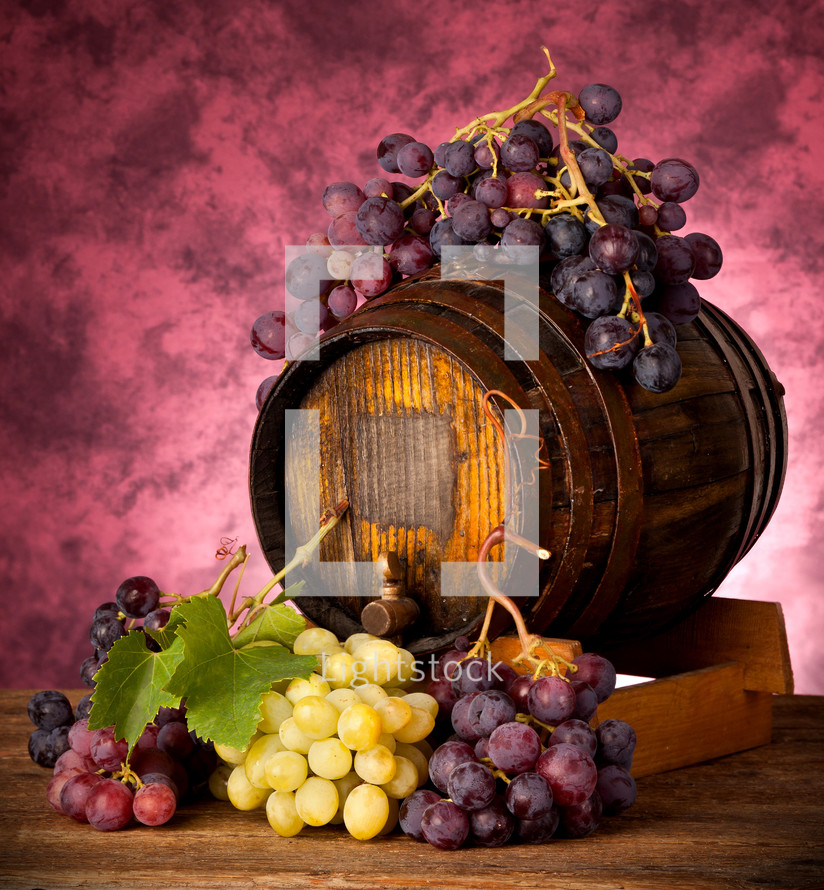 grapes and barrel 