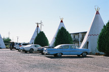 vintage cars and teepee hotel along route 66