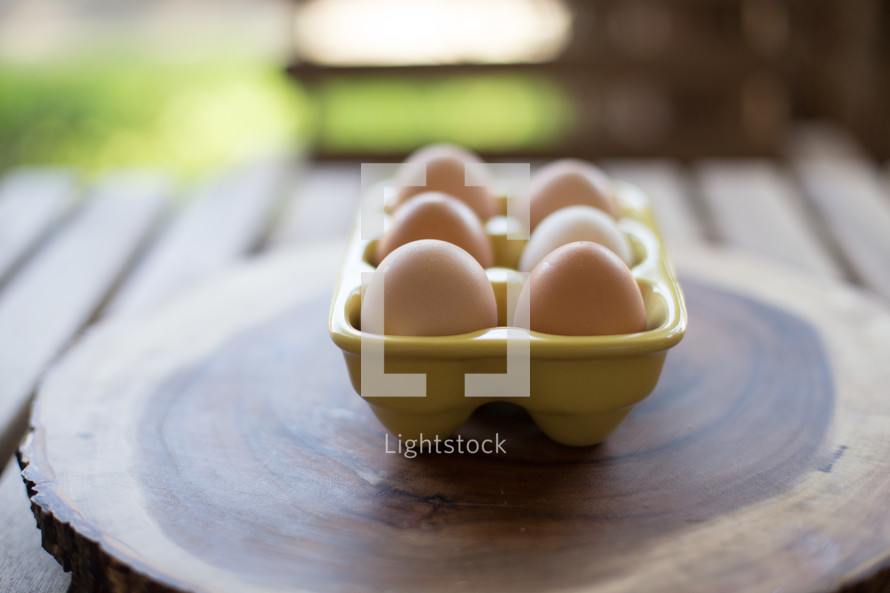 fresh eggs in a carton 