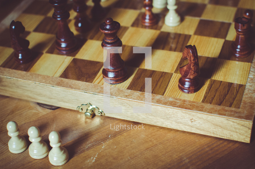 wooden chess pieces 