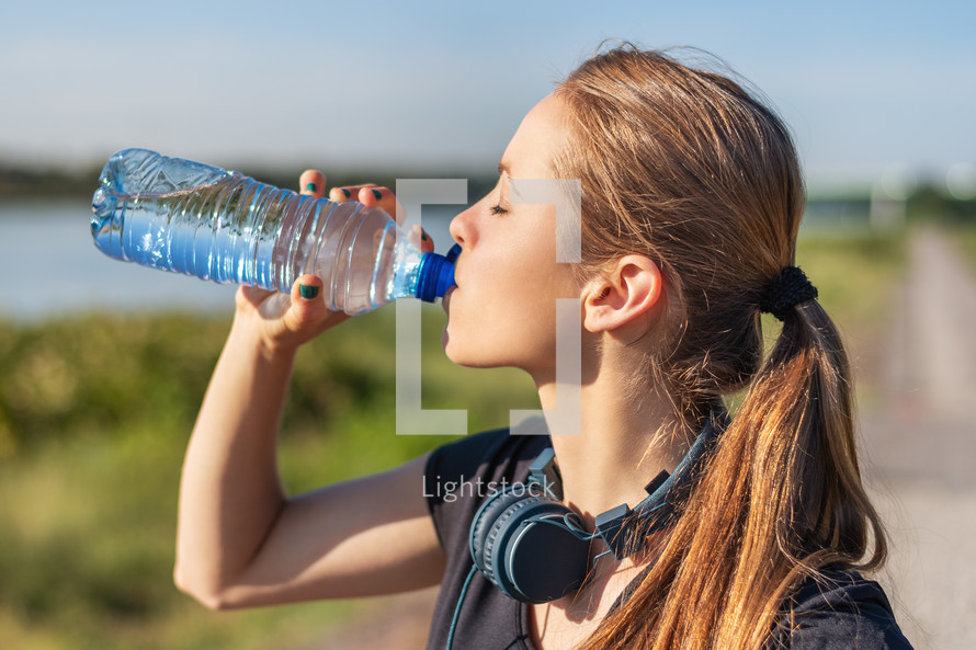jogger drinking water