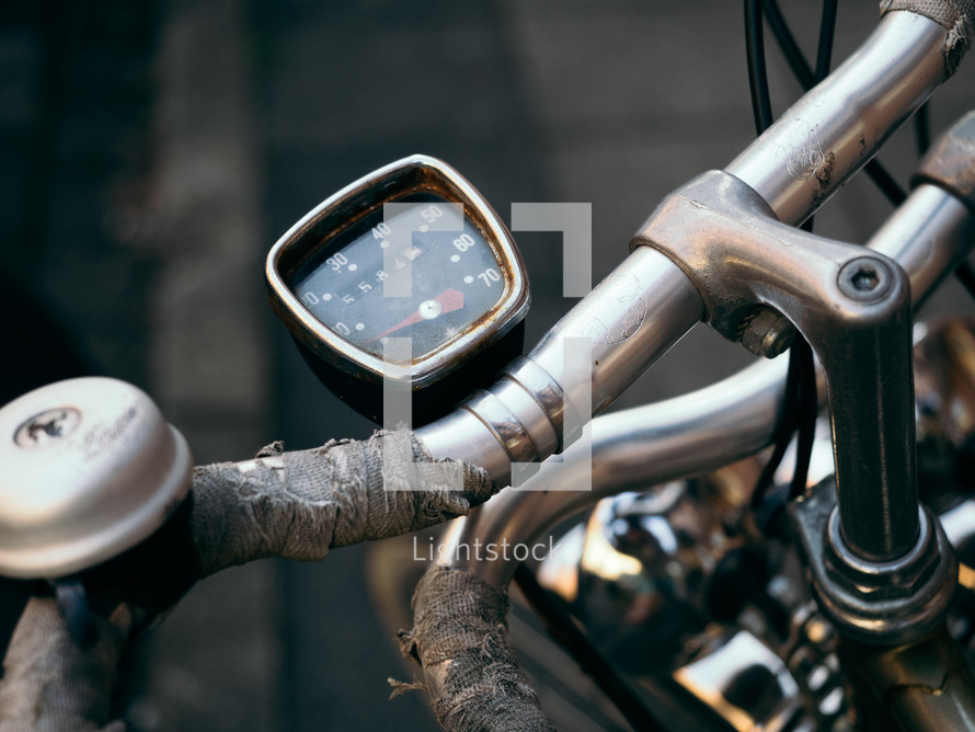 a vintage speedomoter and handle bars of an old bike