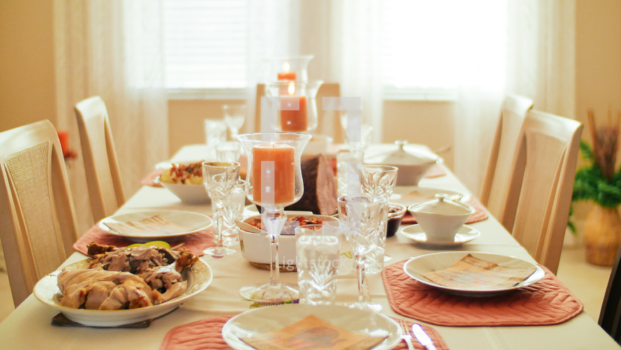 thanksgiving dinner table 