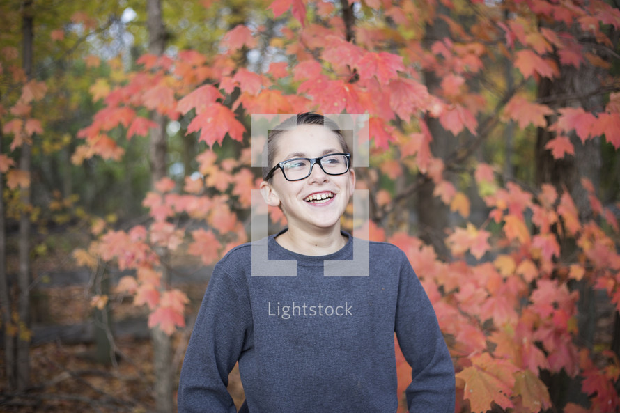 happy kid in fall 