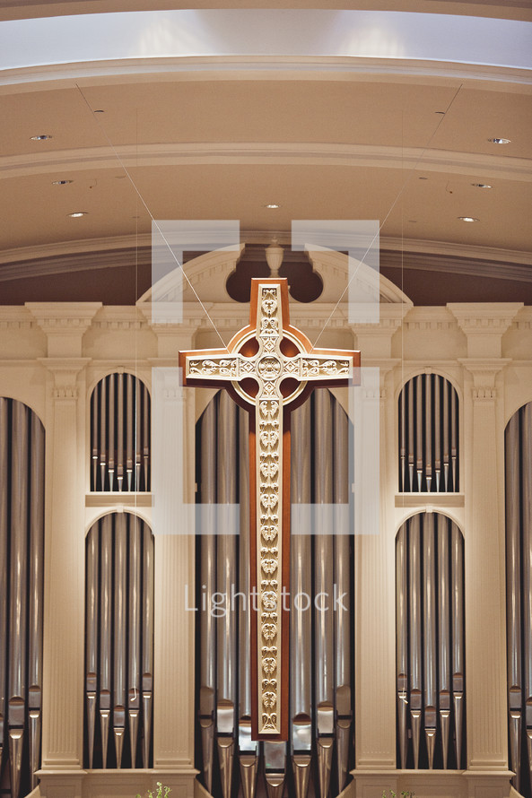 An organ and a cross 