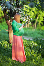 Pregnant woman using tablet 
