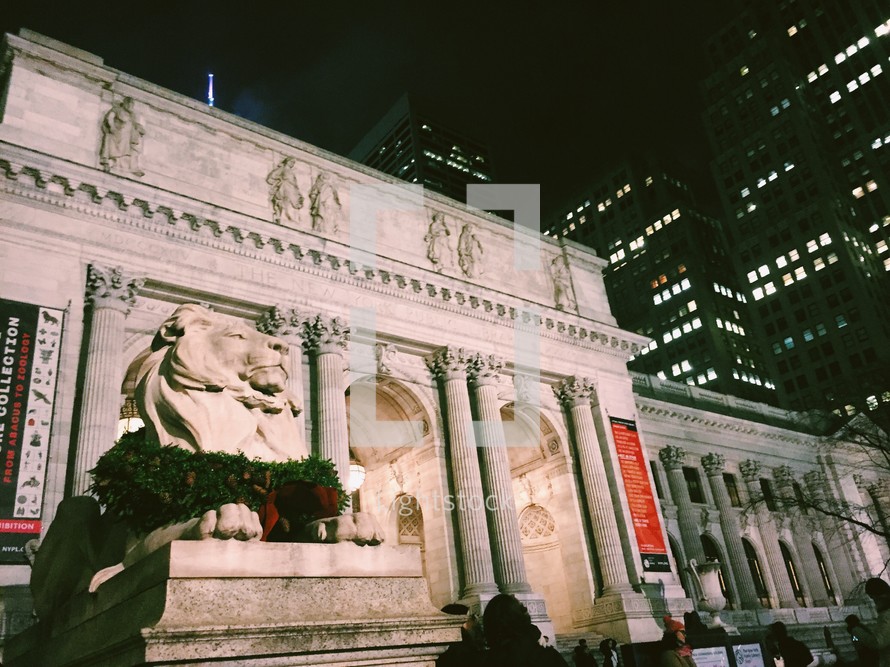 lion statue in front of the New York Public Library decorated for Christmas 