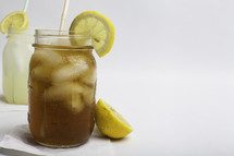 iced tea and lemonade in mason jars 