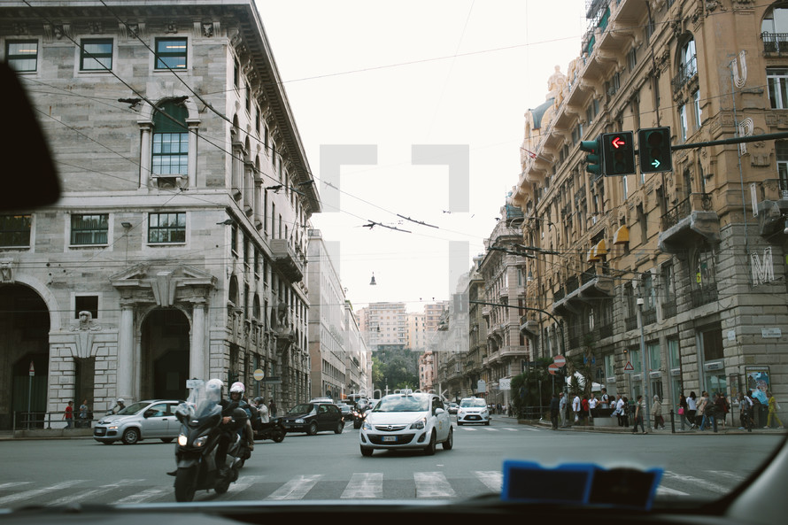 busy city streets in Italy 