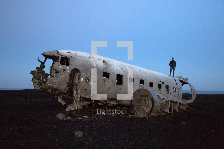 plane wreckage in Iceland 