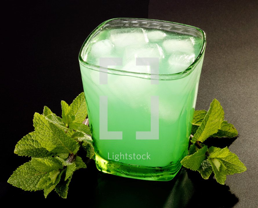 drink with mint 
