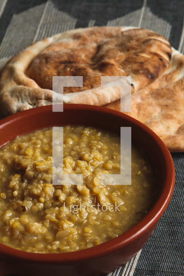 Lentil soup and unleavened bread 