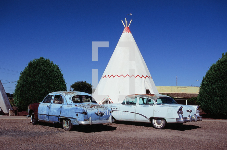 vintage cars and wigwam motel along route 66 