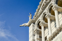 statues on a roof in Pisa 